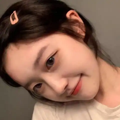 长发歪脖子自拍的清纯美女头像图片