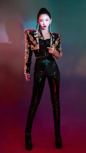 孟美岐性感成熟迷人写真