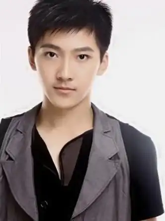 15岁男生什么刘海发型好看 适合15岁男孩的发型设计图片(2)