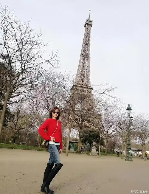 何美钿身穿肉丝踏春同时期女星都做了奶奶她还是清纯甜妹