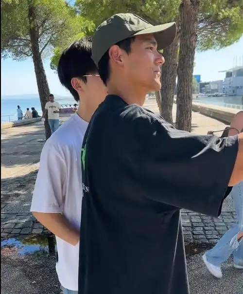 彭于晏:国外被偶遇,面对合影请求时几乎是来者不拒,配合度极高|吴彦祖