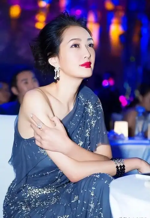 她凭借身材在大陆捞金,翻脸吐槽内地脏乱差,如今嫁入豪门当富太