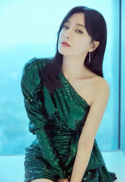 秦岚穿闪钻裙优雅动人,40岁逆龄生长:请允许我长个皱纹好吗_公众_感觉