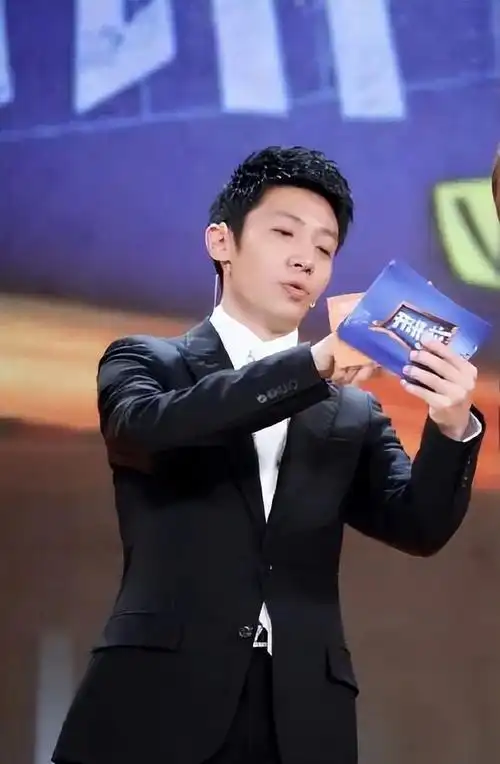 撒贝宁携妻儿野餐被偶遇,李白高颜值抢镜,大长腿快到撒贝宁腰了