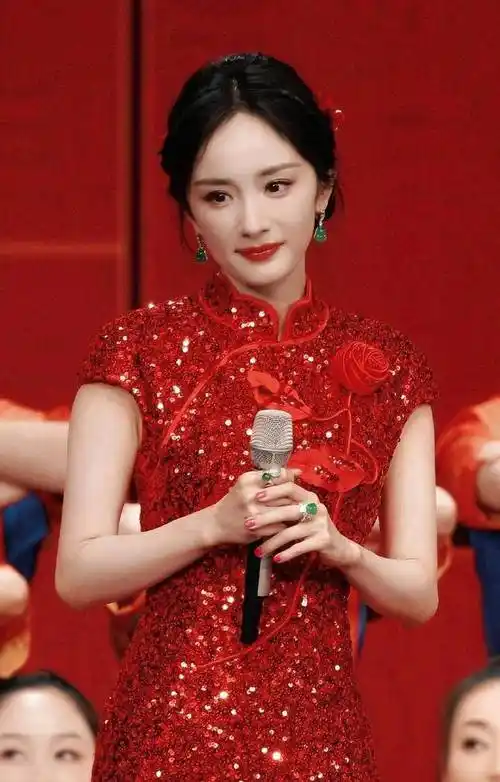 有一种惊艳叫"杨幂穿旗袍",虽毫无曲线可言,却穿出了万种风情