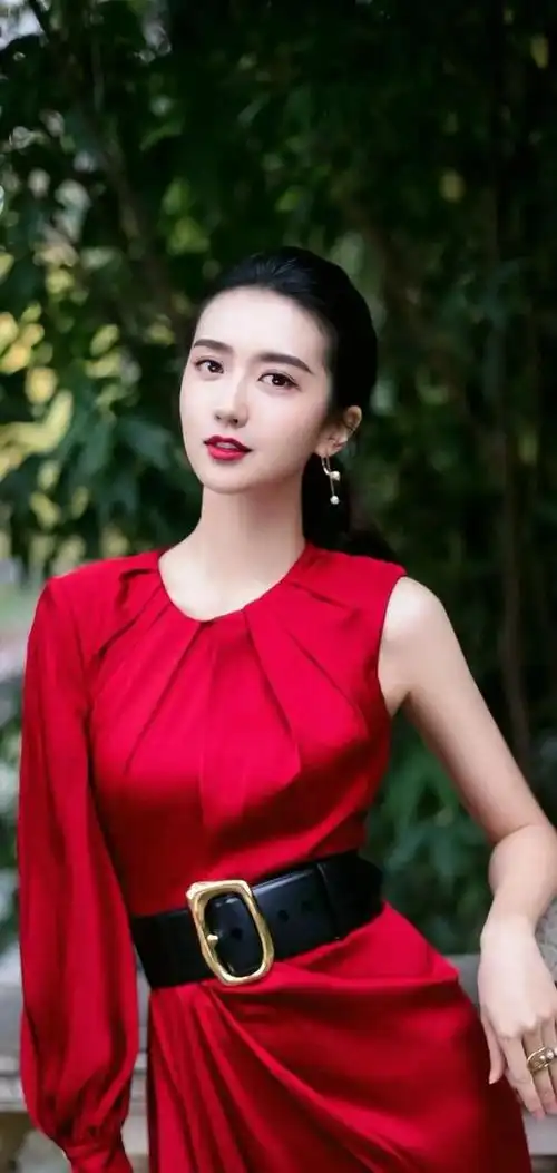 许龄月美女写真1992年1月24日出生于云南省曲靖市中国影视演员