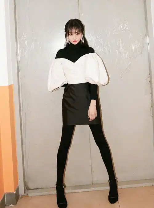 郑爽为显自己腿长,穿上"黑长袜"搭高跟鞋,原来这就是漫画腿