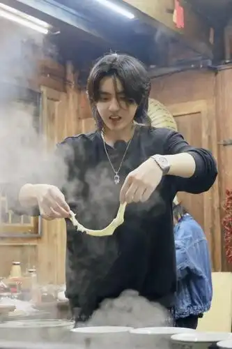 《大碗宽面》心态回归,凡式穿搭重新定义嘻哈时尚!_吴亦凡