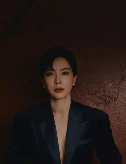 陈数真空黑西装##陈数极简黑西装