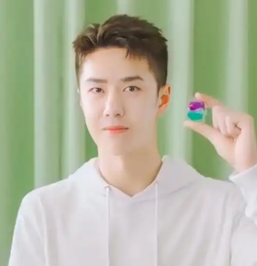 小编大概看了一眼,王一博代言的照片出来了之后,"发面馒头"这个称号也