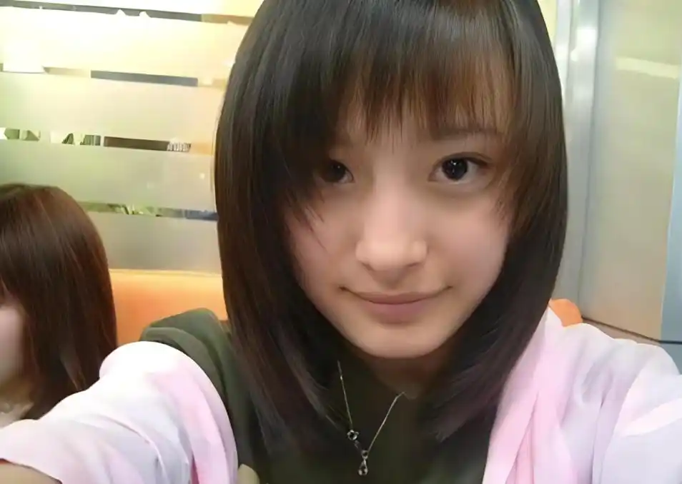 杨幂少年时期无人告白,看了女神初中的照片,网友:哪敢追?