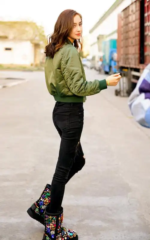 angelababy秋冬街拍曝光 夹克短靴定义随性时尚