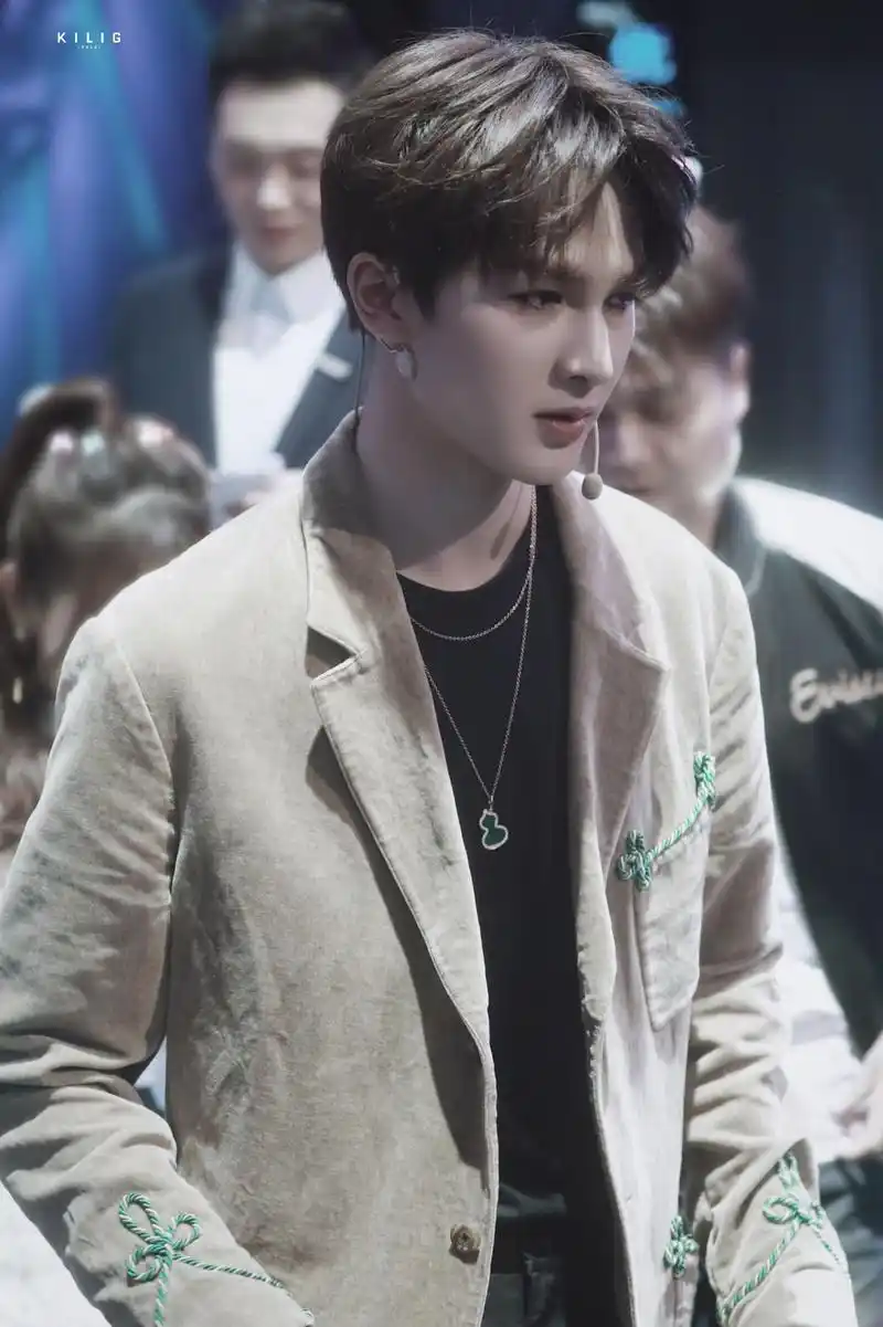 酷帅廷上线!又是珍珠糖疯狂收图的一天_朱正廷