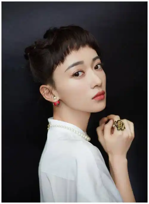 吴谨言短发造型太失败,"狗啃"刘海模仿赫本,头大了不只一个度_吴根言
