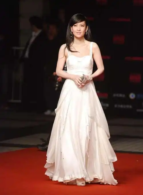 还能作为样式的装饰设计点去打造出引人注意感,像周慧敏这款礼服裙的