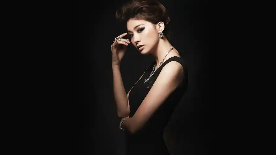 韩国美女明星柳仁英桌面壁纸