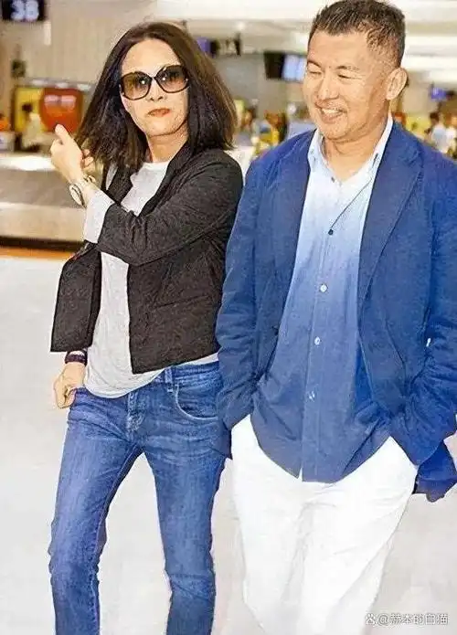 那英一家三口罕见合体走机场女儿甜美可人老公帅气她真老了