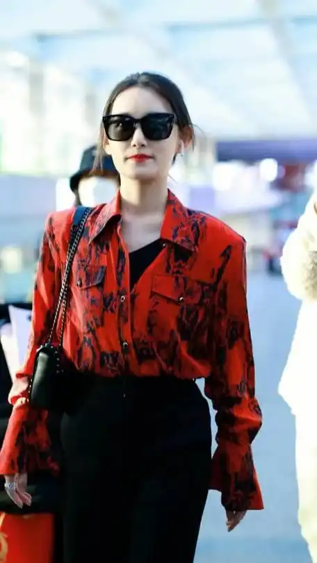 蒋依依今日份妆造红色衬衣77墨镜