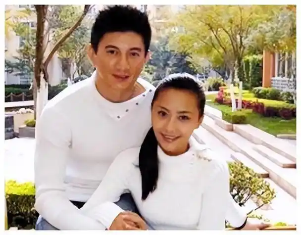 更难能可贵的是,吴奇隆还慷慨地给每一位婚礼嘉宾和媒体记者准备了厚