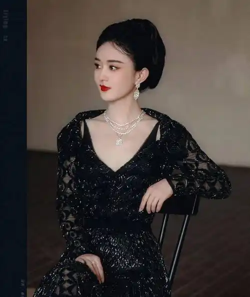 赵丽颖一黑一白两套礼服上演极致诱惑_造型_杨颖_连衣裙