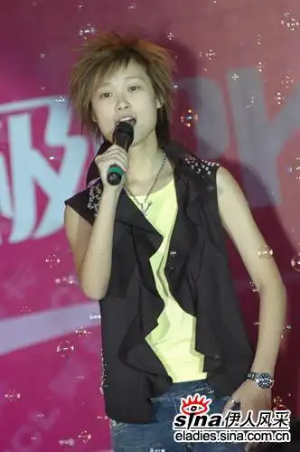 组图2005超级女声全国冠军李宇春现场献唱6
