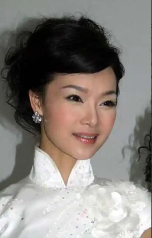 回顾歌唱家吕薇男友的病逝让她心痛独自生活多年50岁仍未婚