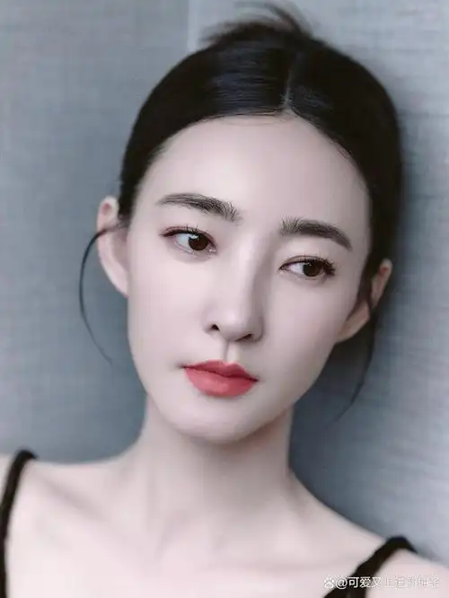 出生于内蒙古自治区赤峰市翁牛特旗,中国内地影视女演员,2004年毕业于