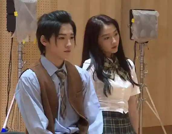 宋亚轩突袭关晓彤化妆间,看到"小鹿专属",他下秒避嫌动作亮了_鹿晗吧