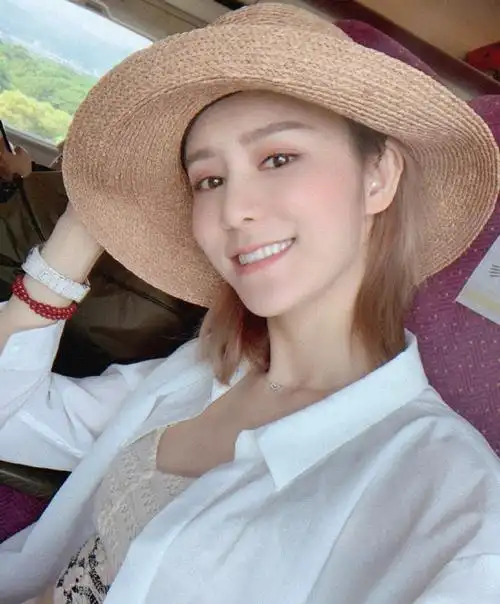 林峰女友张馨月 大晒身材美照被指与吴千语较劲