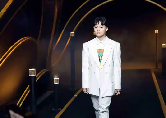 尤长靖献唱蜀相感受中华文化诠释英雄气骨