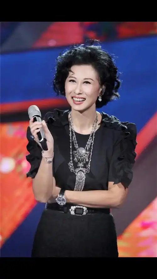 57岁叶倩文一家近照,女神没变林子祥已老,33岁儿子帅气迷人