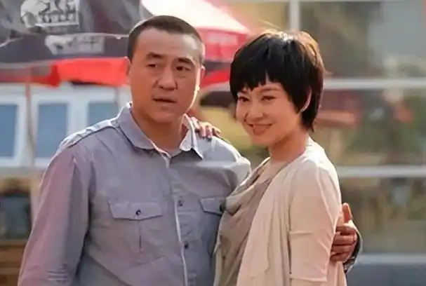 回顾演员何冰为何结婚几十年零绯闻看看妻子是谁就知道了