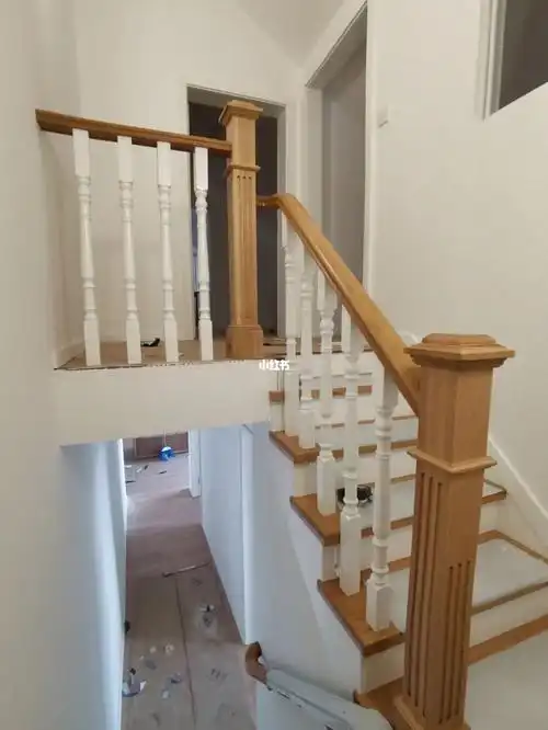 楼梯安装完毕97原木色配白色