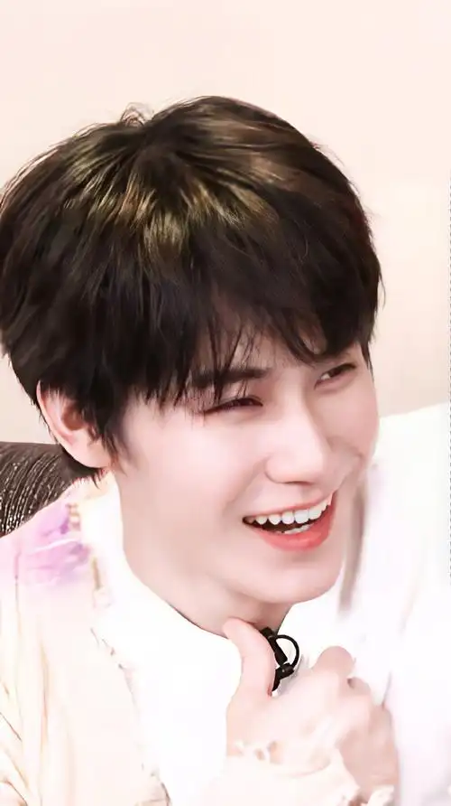 无所知我们真源笑起来是真正的治愈系天使@时代少年团-张真源#张真源