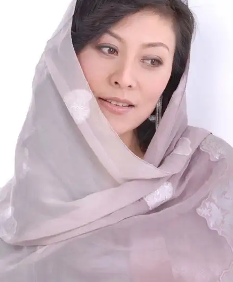 张嘉译前妻岳红坎坷人生患癌遭抛弃与女儿相依太心酸