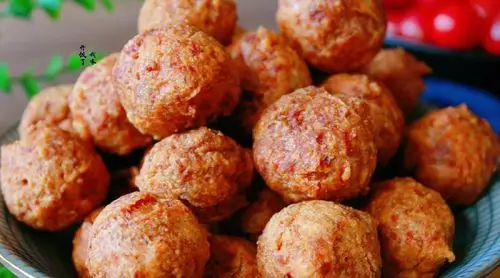 炸肉丸子的做法来了,朋友吃了都要打包的炸丸子