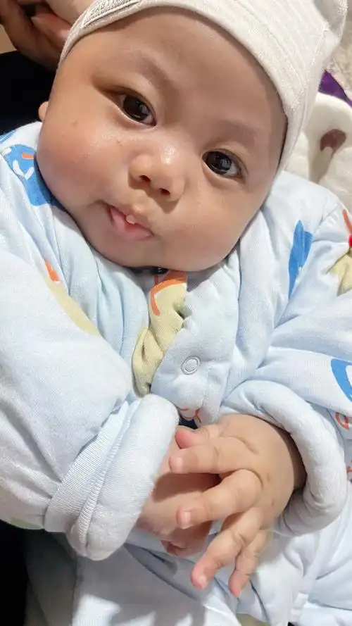大眼睛双眼皮,有多少姨姨羡慕得吖!我已是3个月的宝宝啦!#晒 - 抖音