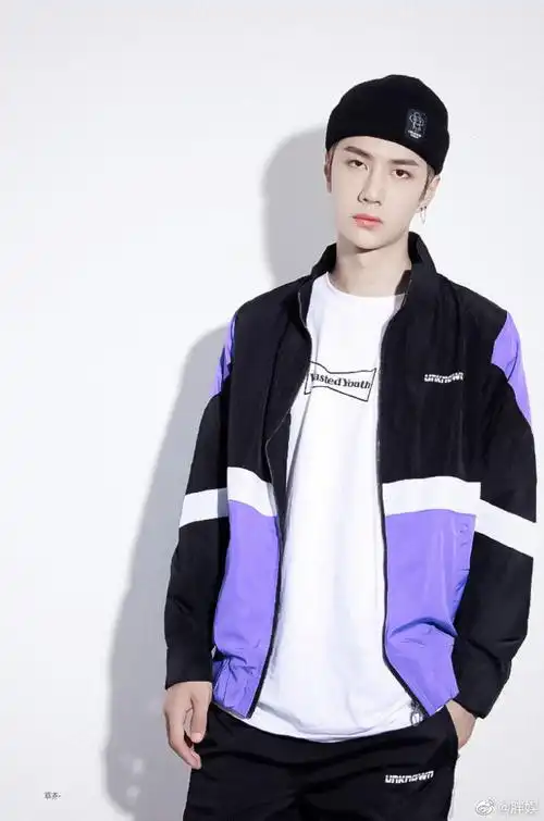 创造101#戴帽子的王一博,各种pose超级可.