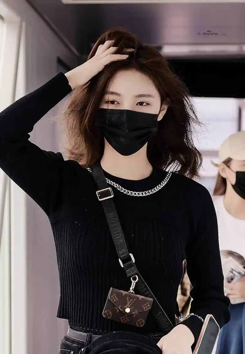 许佳琪今天更新了机场造型.