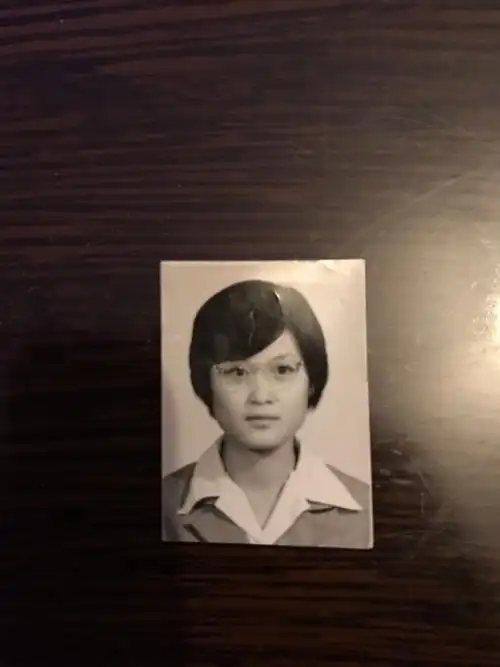 应该是上初中的证件照,当时想照张严肃的看看是不是还小时侯一样漂亮