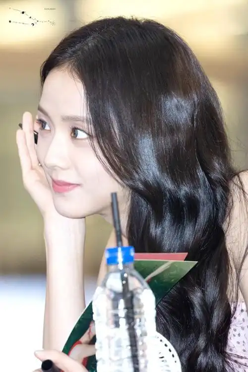 kimjisoo超话#愚人节站姐团建#  240331@sooyaaa_智秀愚人节贺图 5p