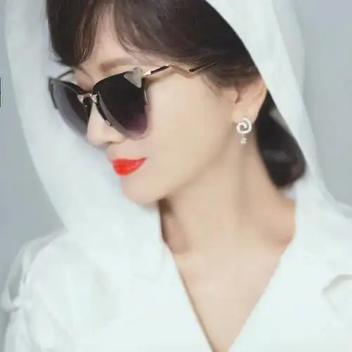 赵雅芝穿纯白连帽衣超减龄 墨镜配雪肤红唇美又酷