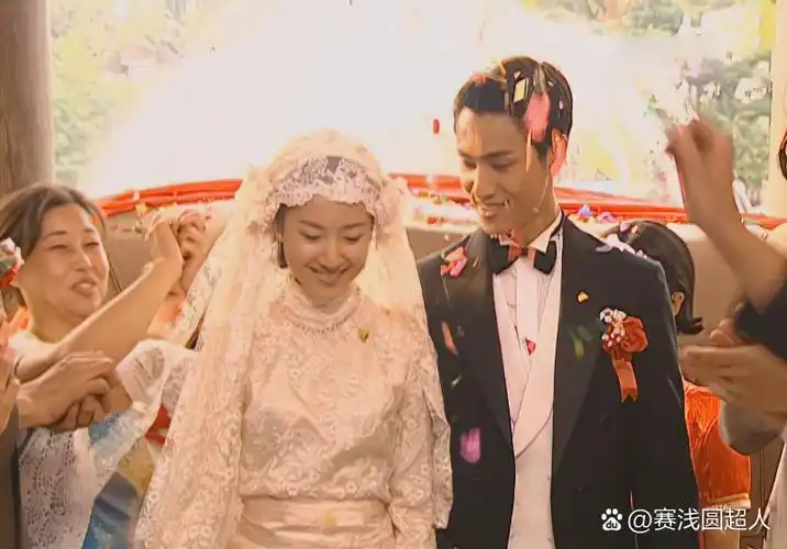 结婚时的那件婚纱,真心觉得它又不好看又很便宜,但好在董洁长得太美了