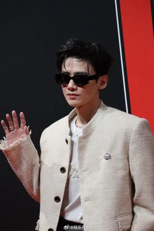 公主请看@白敬亭 红毯生图__财经头条