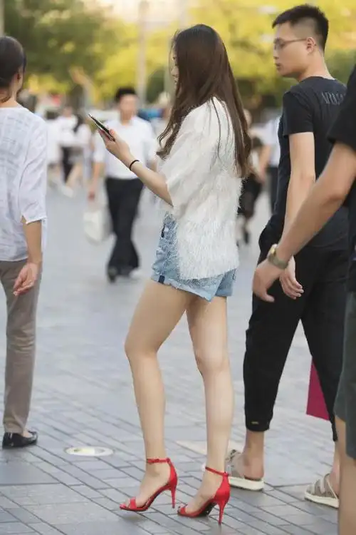 街拍美女简单舒适的短裤穿搭个性显高让你的气质更显靓丽