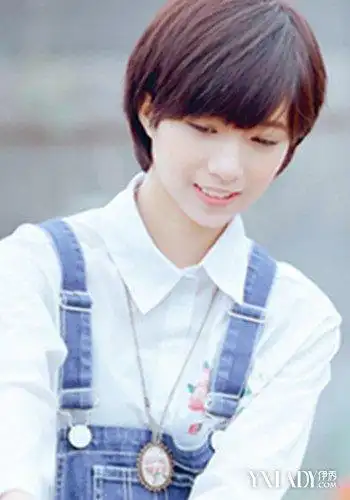 发型 流行发型 正文 可爱的背带长裤与衬衫的搭配显有小清新的气质感