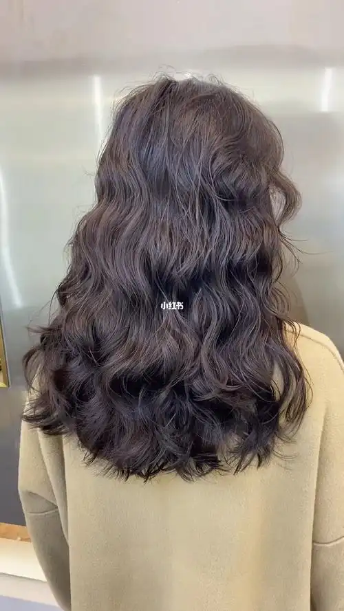 秋冬季最受欢迎烫发 显发量多的法式波浪卷