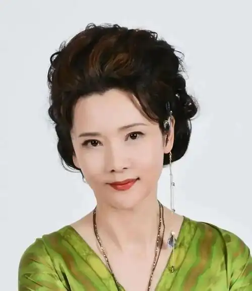 此次,在唐诗交响吟诵音乐会《长·安》上海站首次亮相的何赛飞老师,将