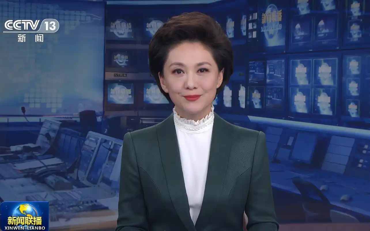 央视主播海霞罕见露面,缺席《新闻联播》,跨界参加娱乐圈活动