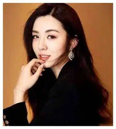 她豪放狂亲胡歌,张嘉益,获封最热辣女演员!_王晓晨_表演_成功